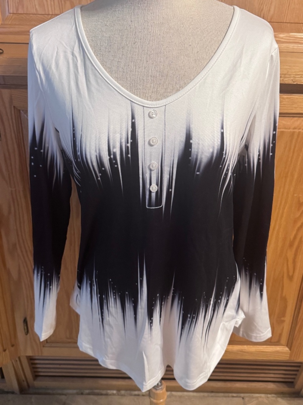 Women's Medium White & Black Ombre V-Neck Long Sleeve Henley Blouse Classic
